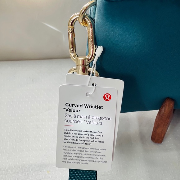 🎉🔥HOST PICK🔥🎉LULULEMON CURVED WRISTLET
VELOUR 🌸TEAL COLOUR - Picture 8 of 9